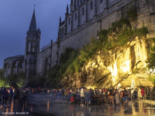 Grotta con la madonna di Lourdes